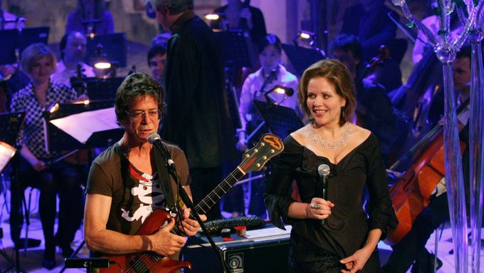Renée Flemingová s Louem Reedem zpívají Perfect Day při oslavách výročí sametové revoluce roku 2009.