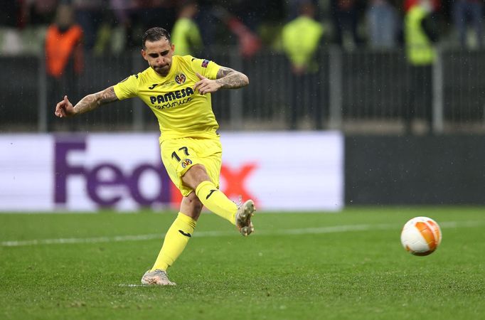 Soccer Football - Europa League Final - Villarreal v Manchester United - Polsat Plus Arena Gdansk, Gdansk, Poland - May 26, 2021 Villarreal's Paco Alcacer scores a penalt