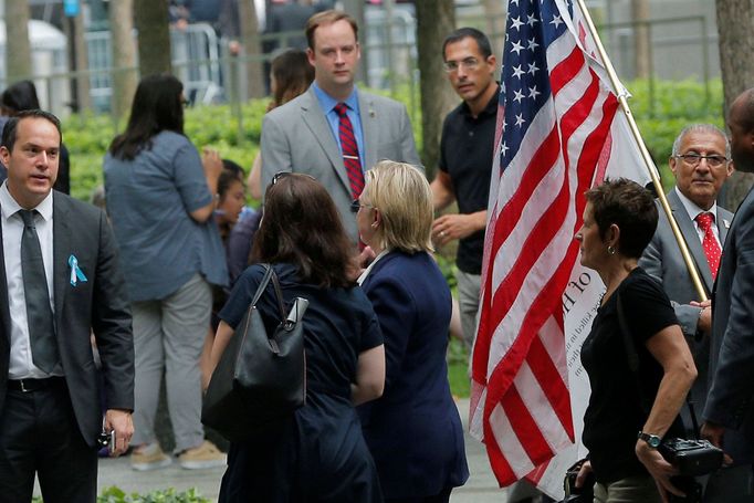 Demokratická kandidátka Hillary Clintonová opuští pietní shromáždění v New Yorku