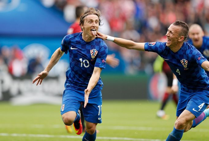 Euro 2016: Turecko-Chorvatsko: Luka Modrič a Ivan Perišič slaví gól na 0:1