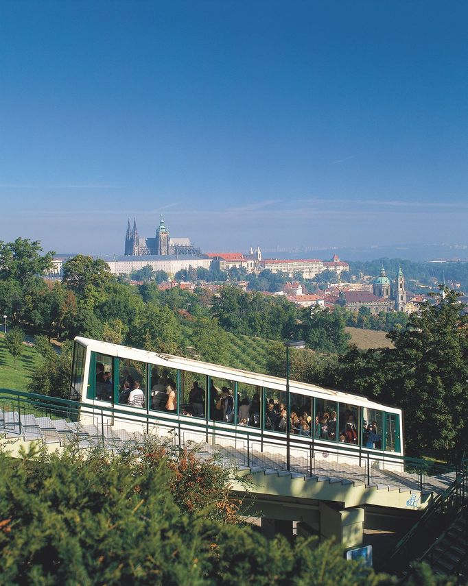 Archivní fotografie z historie lanové dráhy na Petřín. Nedatováno