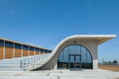 Odvážná architektura uprostřed vinic. Podívejte se na krásná a oceňovaná vinařství
