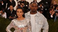 Profesionální celebrita Kim Kardashian nesmí chybět nikde, ani na Met Gala. Doprovod jí dělal její manžel, hudebník Kanye West - jen se doma asi nestihl převléct z džínů do společenských kalhot.