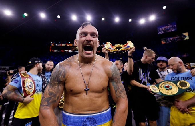 Ukrajinský boxer Oleksandr Usyk poté, co porazil Angličana Anthonyho Joshuu a zůstal mistrem světa v těžké váze organizací WBA, WBO, IBF a IBO.