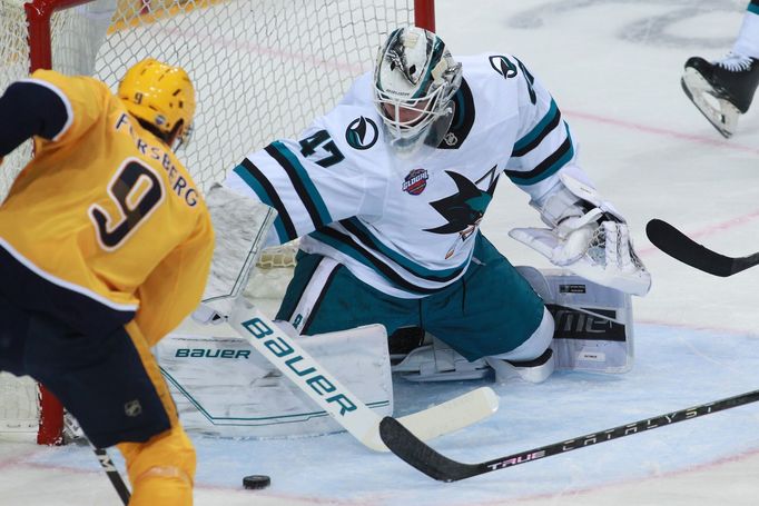 NHL v Praze: Nashville Predators vs. San José Sharks, Filip Forsberg a James Reimer