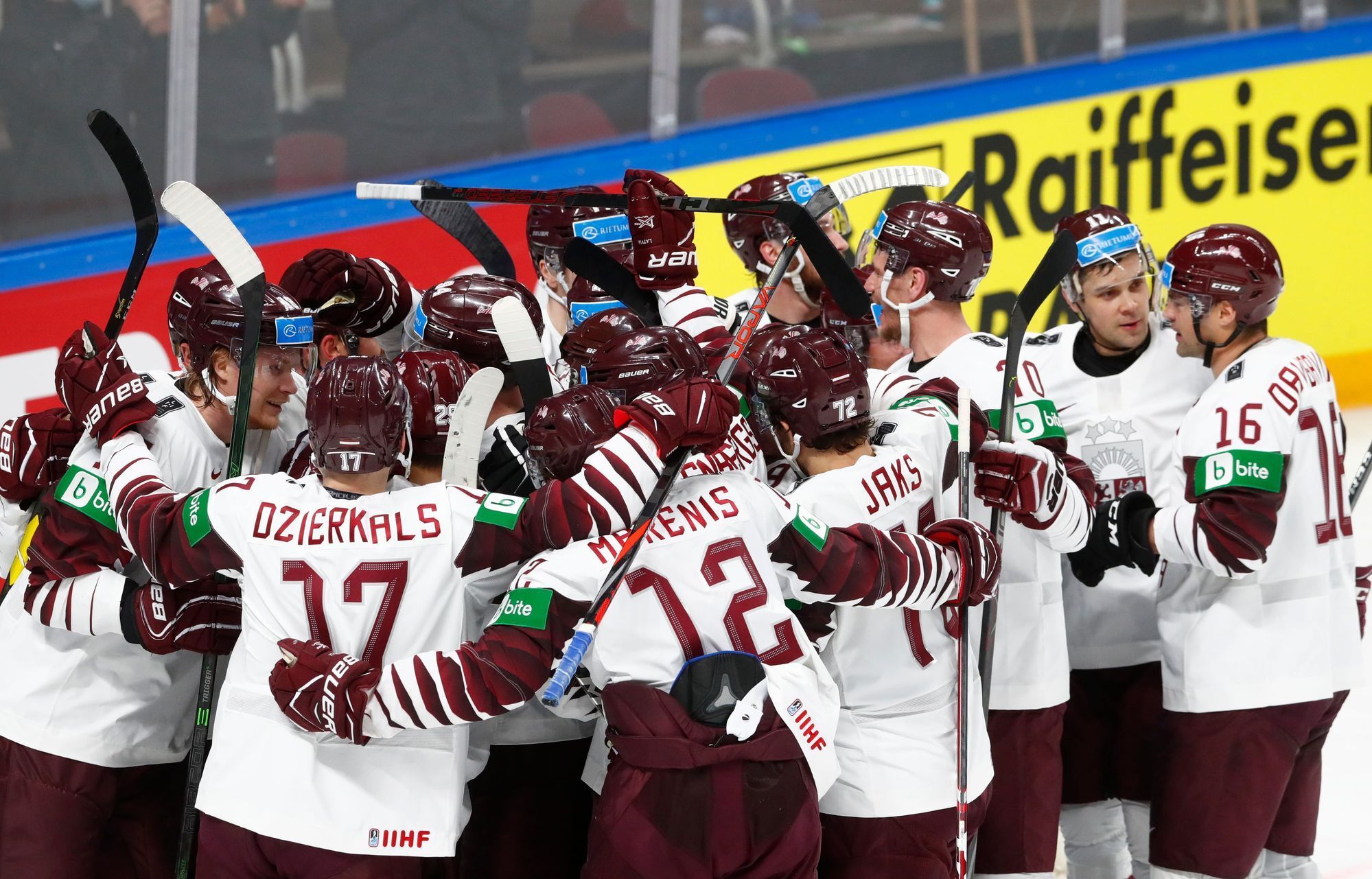 MS 2021: Radost hokejistů Lotyšska po výhře nad Kanadou.
