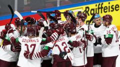 MS 2021: Radost hokejistů Lotyšska po výhře nad Kanadou.