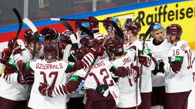 Radost hokejistů Lotyšska po výhře nad Kanadou.