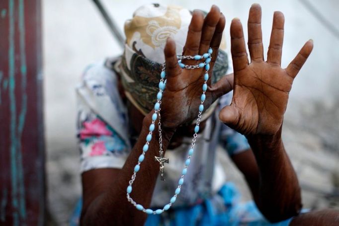 Katolická mše pod otevřeným nebem poblíž trosek katedrály v Port-au-Prince.