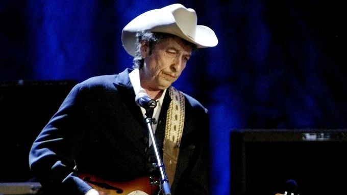 Bob Dylan se nerad fotí. Archivní snímek pochází z koncertu v Los Angeles roku 2004.