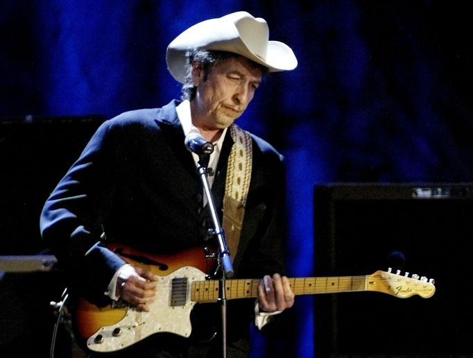 Bob Dylan se nerad fotí. Archivní snímek pochází z koncertu v Los Angeles roku 2004.