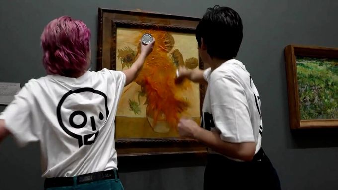 Klimatické aktivistky ušpinily rajčatovou polévkou obraz Slunečnice od Vincenta van Gogha.
