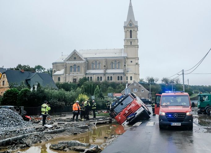 "Pod kostelem v Mikulovicích se nám stala nemilá událost. S Tatrou jsme sjeli do vymleté části silnice, která se s námi naklonila," popisuje Tomčík komplikace při zásahu.