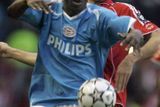 Liverpoolský Alvaro Arbeloa (vzadu) v souboji s fotbalistou PSV Eindhoven Arounou Kone.