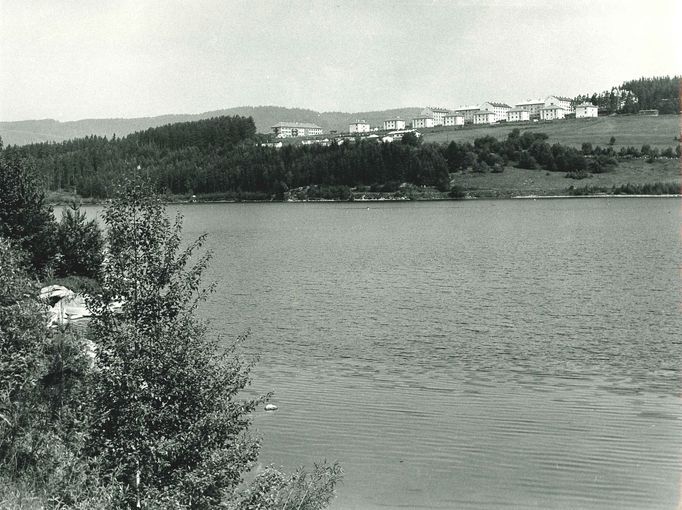 Fotografie ukazuje výstavbu vodní nádrže a elektrárny Lipno, významného díla z roku 1959, které dodává energii a poskytuje rekreační možnosti.