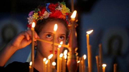 Potomci ukrajinských migrantů v Brazílii pořádají na podporu Ukrajiny mši v pravoslavném kostele.