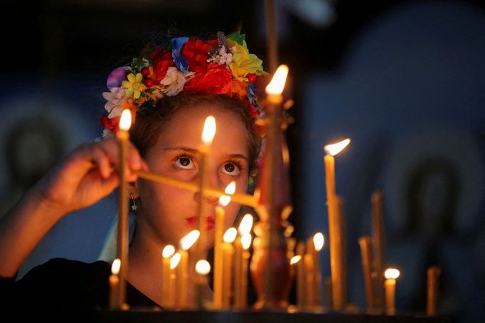 Potomci ukrajinských migrantů v Brazílii pořádají na podporu Ukrajiny mši v pravoslavném kostele.