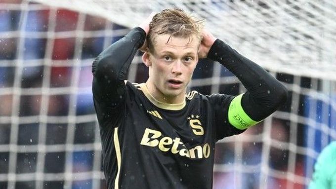 Kapitán fotbalistů Sparty Filip Panák se při utkání v Ostravě (už zase) často jen chytal za hlavu