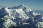 Na úpatí Mount Everestu zuří požár