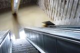 Pohled na vodou zcela zatopenou stanici metra Florenc.