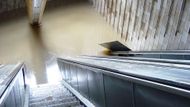 Pohled na vodou zcela zatopenou stanici metra Florenc.