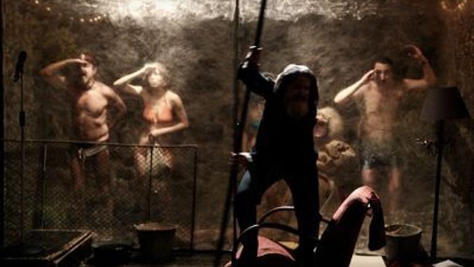 Představení Tichý Tarzan, které od ledna 2012 hraje divadlo Husa na provázku
