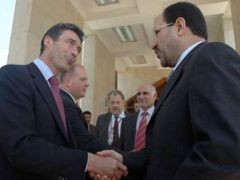 Irácký premiér Malikí (vpravo) při setkání s dánským protějškem Rassmussenem v Bagdádu.