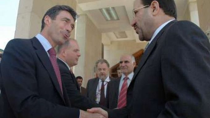 Anders Fogh Rasmussen (vlevo) na archivním snímku při setkání s iráckým premiérem v Bagdádu.