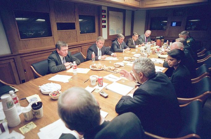 Po projevu k národu 11. září 2001 se prezident George W. Bush setkal s Národní bezpečnostní radou v Prezidentském nouzovém operačním centru (PEOC) v Bílém domě.