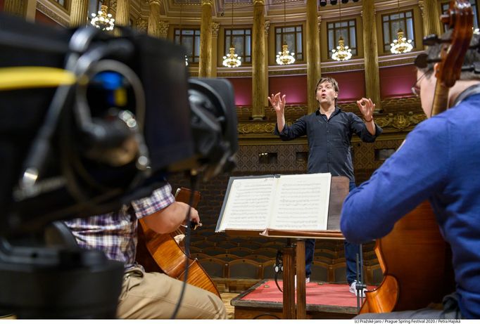 Tomáš Netopil v Rudolfinu dirigoval benefiční koncert Mozart gala, který Pražské jaro uspořádalo s Českou filharmonii.