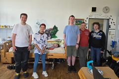 Adéla se chtěla najíst sama. Tak vymyslela pomůcku, která pomáhá lidem s handicapem