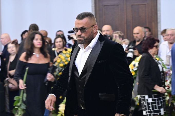 Rozloučení s hercem Jiřím Krampolem se konalo v pátek ve smuteční síni strašnického krematoria v Praze. Přišel i zápasník Karlos Vémola.