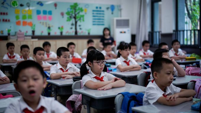 Děti v Číně se vrátily do školních lavic.