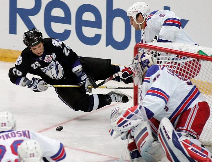 Rangers Daniel Girardi (5, New York Rangers) hákuje Martina St. Luise (Tampa Bay Lightning).