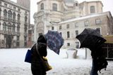 Boj se sněhovou bouří v Benátkách. 10. březen 2010. 
Toto středoitalské město sužuje kromě sněhu i silný vítr dosahující 80 kilometrů v hodině.