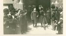 Rudolf Bruner-Dvořák: Auguste Rodin (vlevo) vychází po slavnostním uvítání ze Staroměstské radnice (vedle A. Rodina Emanuel Čenkov), 29. 5. 1902.