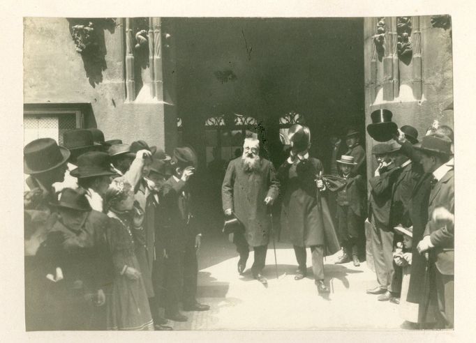 Rudolf Bruner-Dvořák: Auguste Rodin (vlevo) vychází po slavnostním uvítání ze Staroměstské radnice (vedle A. Rodina Emanuel Čenkov), 29. 5. 1902.