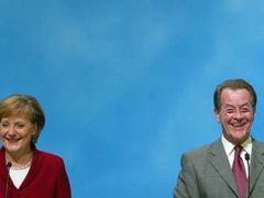 Předsedkyně CDU Angela Merkelová a šéf SPD Franz Müntefering oznamují uzavření koaliční dohody.