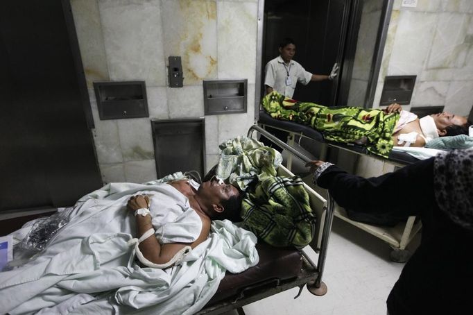 Two men on stretchers are taken to the operation room at a local hospital after they had been attacked by a gang in San Pedro Sula March 27, 2013. San Pedro Sula, the country's second largest city after Tegucigalpa, has a homicide rate of 169 per 100,000 people and was named the world's most violent city for a second year in a row. Lax laws allow civilians to own up to five personal guns. Arms trafficking has flooded the country with nearly 70% illegal firearms. 83.4% of homicides are by firearms, compared to 60% in the United States. Picture taken March 27, 2013. REUTERS/Jorge Cabrera (HONDURAS - Tags: CRIME LAW CIVIL UNREST HEALTH) ATTENTION EDITORS: PICTURE 17 OF 39 FOR PACKAGE 'GUN CULTURE - HONDURAS' SEARCH 'HONDURAS GUN' FOR ALL IMAGES Published: Dub. 5, 2013, 11:14 dop.