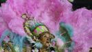 A reveller from the Mangueira samba school participates during the annual Carnival parade in Rio de Janeiro's Sambadrome, February 11, 2013. REUTERS/Pilar Olivares (BRAZIL - Tags: SOCIETY) Published: Úno. 12, 2013, 2:45 dop.