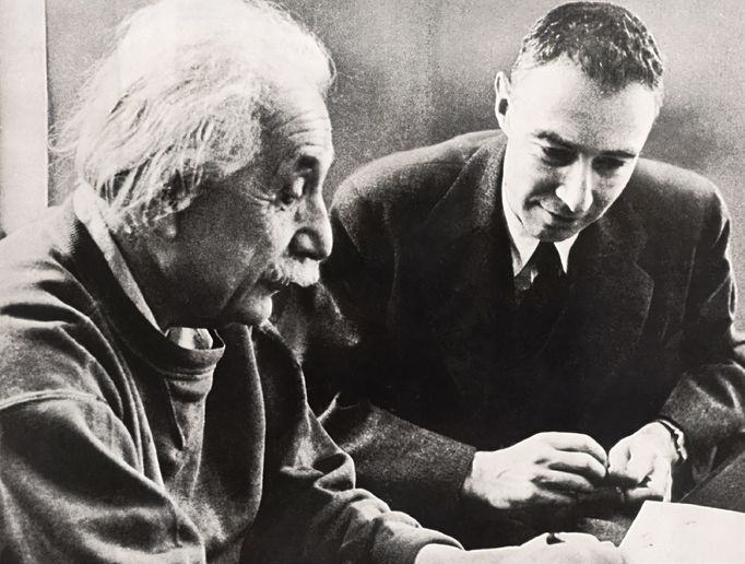 Fyzikové Albert Einstein a Robert Oppenheimer na snímku z roku cca 1950.