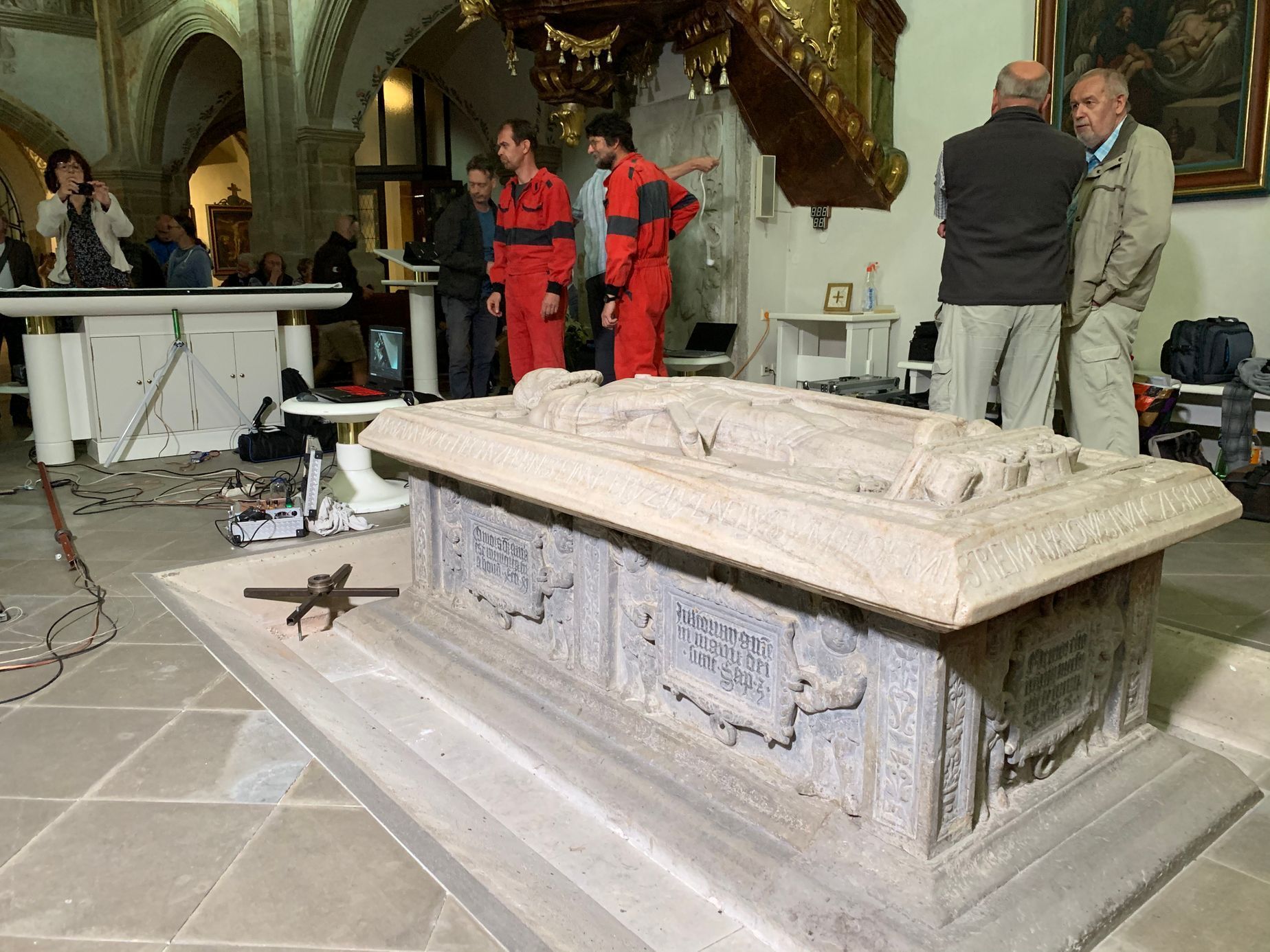Průzkum hrobky Vojtěcha z Pernštejna v kostele svatého Bartoloměje v Pardubicích 27. srpna 2020