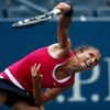 Italská tenistka Sara Erraniová podává na Robertu Vinciovou ve čtvrtfinále US Open 2012.