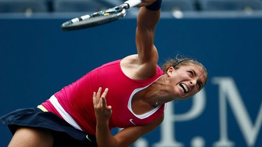 Italská tenistka Sara Erraniová podává na Robertu Vinciovou ve čtvrtfinále US Open 2012.