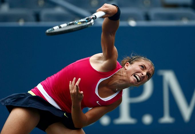 Italská tenistka Sara Erraniová podává na Robertu Vinciovou ve čtvrtfinále US Open 2012.