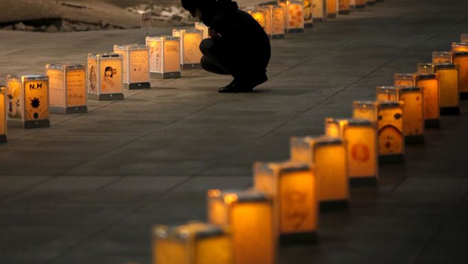 Foto: Život v Japonsku se na minutu zastavil, země vzpomíná na oběti tsunami