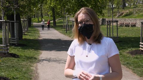 Hamplová: Roušky v parku jsou nesmysl a falešný talisman. Ani politici je neumí nosit