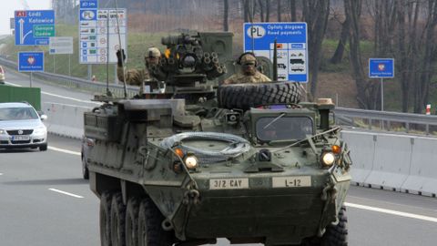 Americký vojenský konvoj projíždí Českem