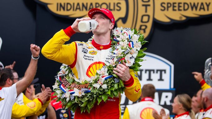 Josef Newgarden slaví tradičním přípitkem mlékem vítězství v závodě Indianapolis 500 2024