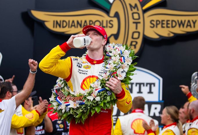 Josef Newgarden slaví tradičním přípitkem mlékem vítězství v závodě Indianapolis 500 2024